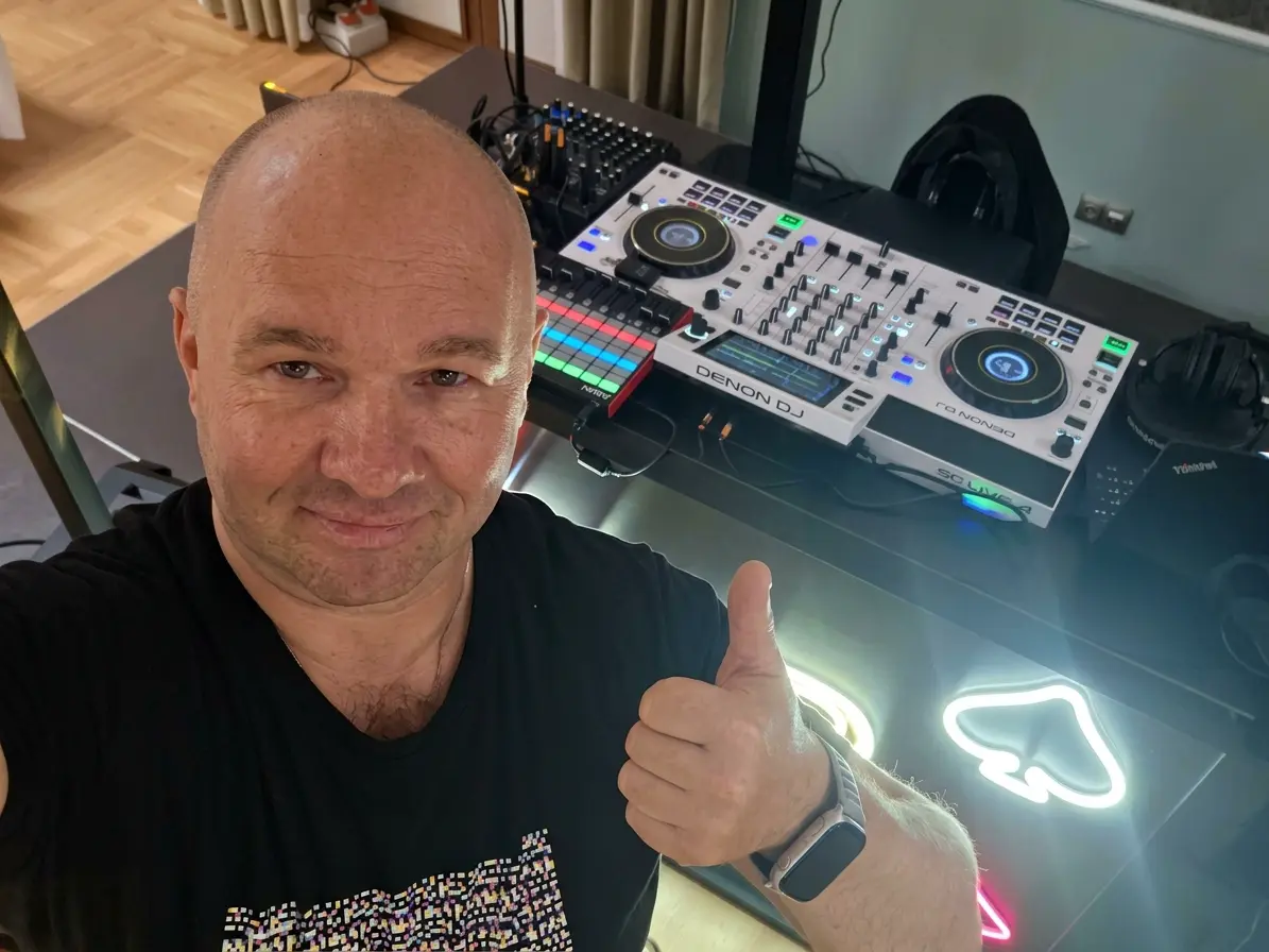 DJ Andrzej Suszek z konsoletą Denon DJ przygotowany do obsługi wesela w Rzeszowie