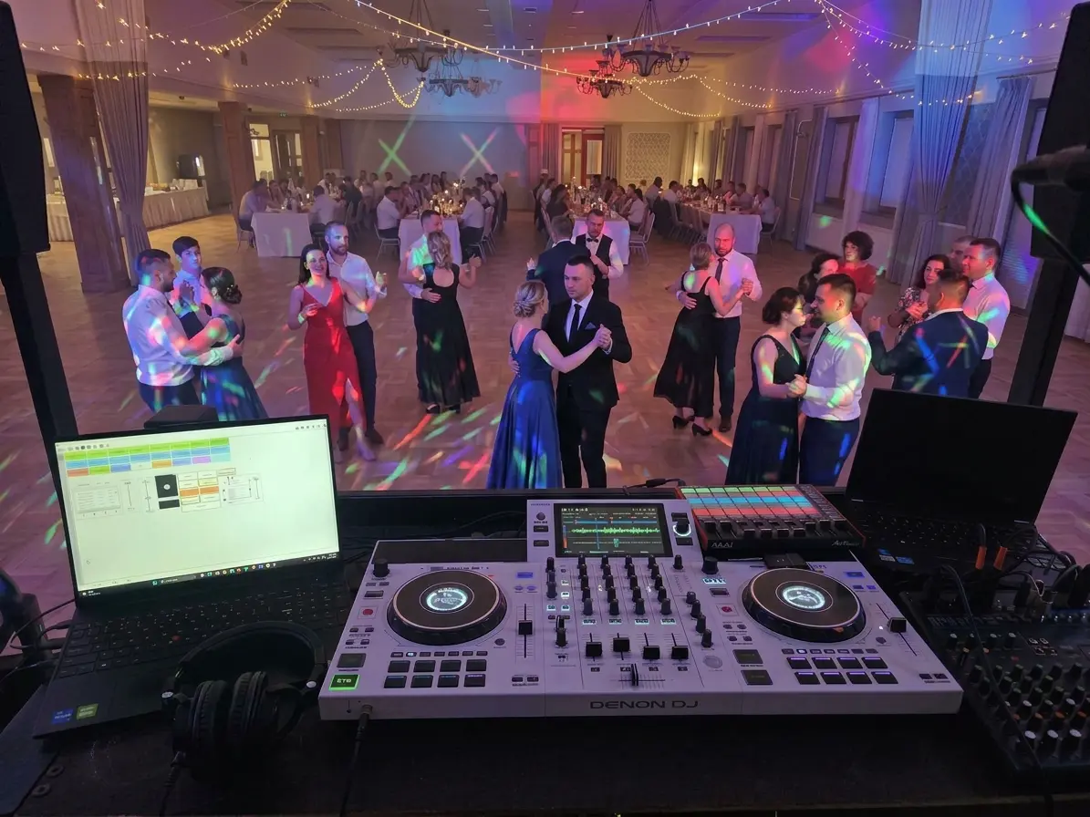 Rozbawiony parkiet weselny podczas imprezy prowadzonej przez DJ-a w Rzeszowie